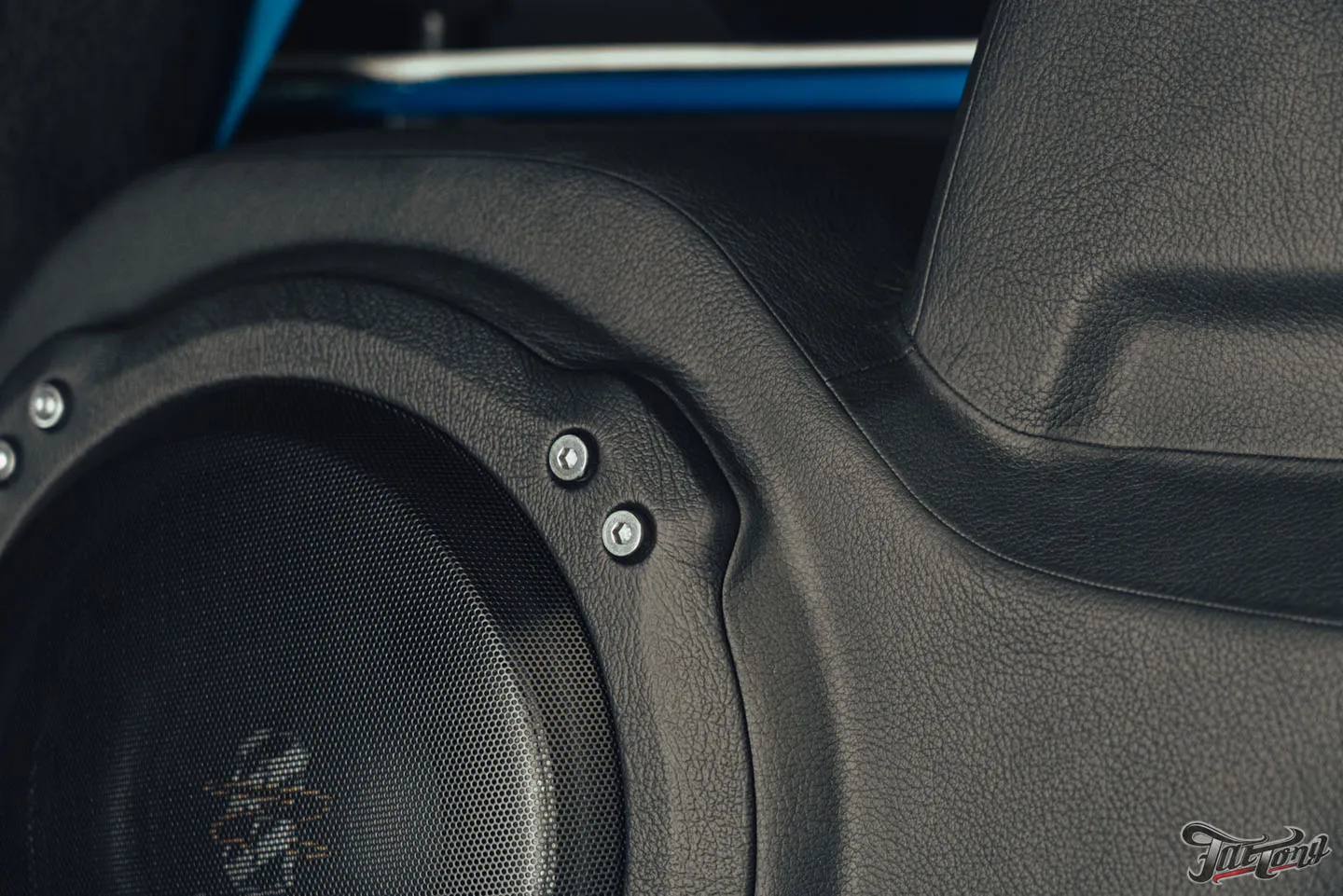 Прокачали Jeep Wrangler Rubicon, часть 2: установка цветных ремней безопасности, доработки по кузову. Как выглядит автомобиль после всех работ?